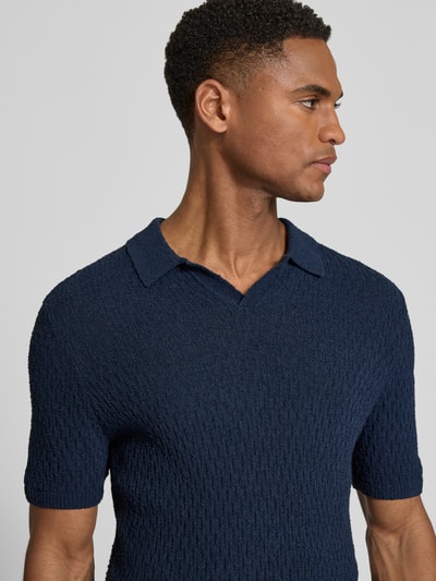 Männermodel trägt Slim Fit Strick-Poloshirt mit Strukturmuster von bugatti in Dunkelblau, V-Ausschnitt, Baumwoll-Mix, Nahaufnahme Oberkörper