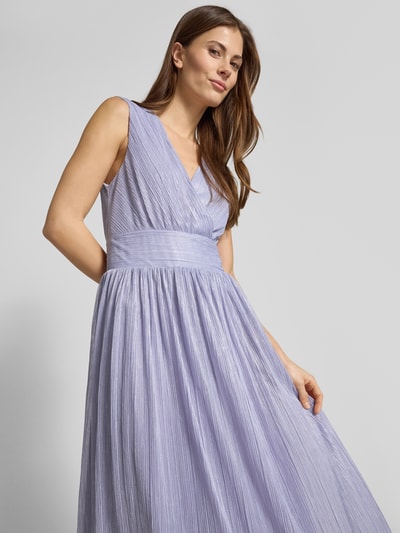 Modelka kobieca nosi Regular Fit sukienka wieczorowa w plisowanie optyka model 'Kate' od GUIDO MARIA KRETSCHMER WOMAN, liliowy kolor, dekolt w serek, krój bez rękawów, kopertowy styl, Szerokość w rozmiarze 36: 30 cm, Długość tyłu: 25 cm, faktura plisowana, całkowity widok z przodu.