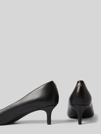 Produktfoto, Pumps aus Echtleder in Schwarz mit spitzer Vorderseite, elastischem Riemen, Pfennigabsatz, Modell 'ADRIENNE' von Lauren Ralph Lauren, Absatzhöhe: 7 cm, Schafthöhe: 7 cm, Schaftweite: 4 cm.