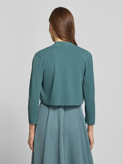 Vrouwenmodel draagt 'Bolero mit gerippten Abschlüssen' van Jake*s Cocktail, viscosemix, los model, geribde boorden, 3/4-mouw, ruglengte 39 cm, volledige lichaam achteraanzicht.