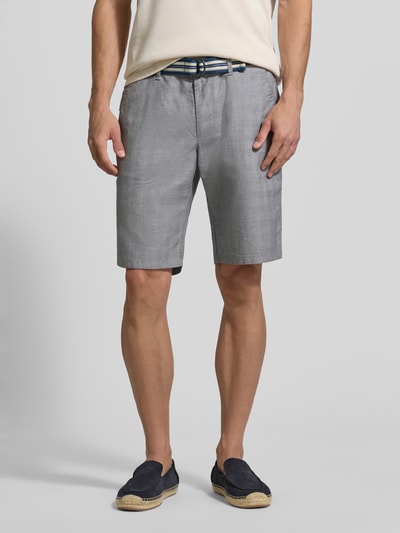 Männermodel trägt Bermudas mit französischen Eingrifftaschen und Gürtel von Christian Berg Men, Baumwoll-Mix mit Stretch-Anteil, Straight Fit, Knopf-Reißverschluss, Grauton, strukturierte Textur, Ganzkörperansicht von vorne.