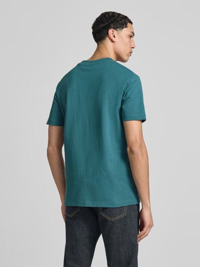 Männermodel trägt Relaxed Fit Oversized Shirt aus reiner Baumwolle von Marc O'Polo Denim, Optik: Unifarben, Ganzkörperansicht Rückansicht.