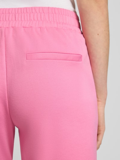 Kobiece model prezentuje szorty z elastycznym pasem model 'Kate' od ICHI, mieszanka materiałów z dodatkiem wiskozy, krój regular fit, detal kieszeni, zdjęcie zbliżeniowe tyłu.