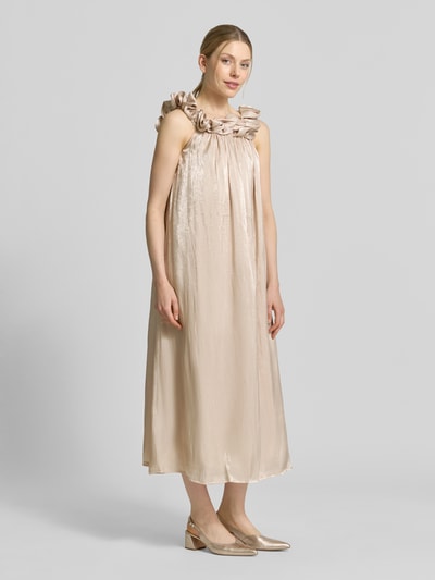 Frauenmodel trägt Relaxed Fit Midikleid mit Zierbesatz Modell 'Turino' von YAS in glänzendem Beige, ärmellos, Ganzkörperansicht von vorne. Damen Midikleid mit lockerem Schnitt, Zierbesatz am Ausschnitt, Länge bei Größe 36 ca. 115 cm, Brustweite ca. 37 cm.