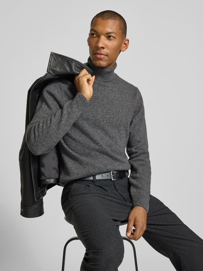 Männermodel trägt Slim Fit Rollkragenpullover aus Woll-Mix Modell 'Karl' von Casual Friday, gerippte Abschlüsse, Ganzkörperansicht von vorne.