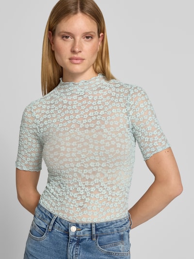 Vrouwenmodel draagt T-Shirt aus Spitze mit Stehkragen van Zero in lichtblauwe katoenmix met stretch, slim fit, opstaande kraag, ruglengte maat 36: 59 cm, Kant, Nahaufnahme bovenlichaam.