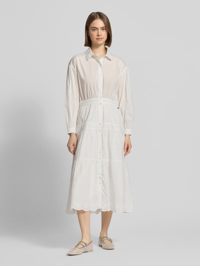 Vrouwenmodel draagt Midi-Freizeitkleid aus reiner Baumwolle Modell 'CELESTE' van Pepe Jeans in effen wit, figurumspielende fit, hoge kraag, broderie, ballonmouwen met manchet, midi-lengte, muschelsaum, materiaal zuivere katoen, full body vooraanzicht.