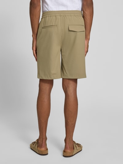 Männermodel trägt Shorts mit elastischem Bund Modell 'Samos' von Casual Friday, beige, glatte Struktur, Ganzkörperansicht Rückansicht. Regular Fit, Materialmix mit Viskose, Bundweite 40 cm, Innenbeinlänge 21 cm bei Größe M.