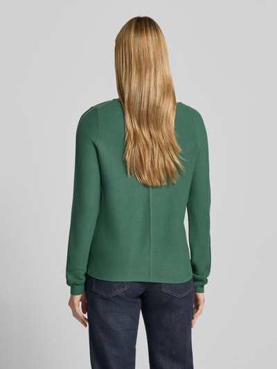 Frauenmodel trägt Pullover aus reiner Baumwolle in Strick-Optik von Christian Berg Woman, grün, körpernahe Passform, Ganzkörperansicht Rückansicht.