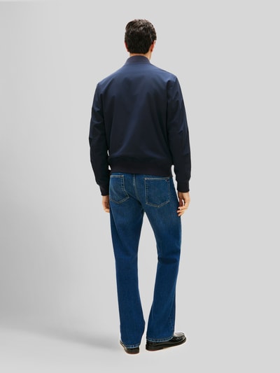 Männermodel trägt Regular Fit Blouson mit wasserabweisender Funktion von Tommy Hilfiger, Optik: Unifarben, Ganzkörperansicht Rückansicht.