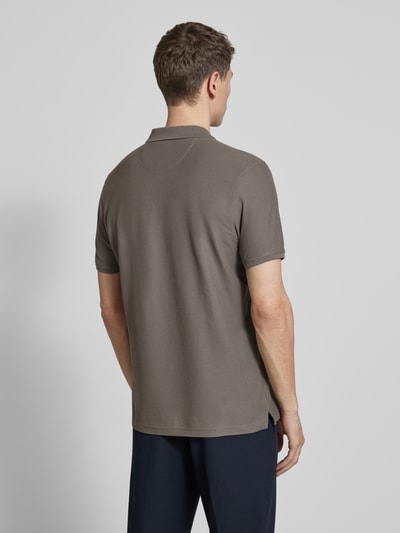 Męski model nosi Regular Fit Poloshirt mit Logo-Stitching Modell 'Performance' von Lerros z mieszanki bawełny, krótki rękaw, długość tyłu w rozmiarze M 72 cm, widok całej sylwetki z tyłu.