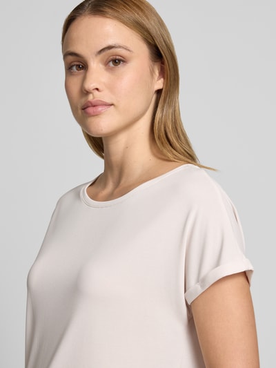 Vrouwenmodel draagt Regular Fit T-shirt met ronde hals van Christian Berg Woman van modalmix, vaste mouwboorden, ruglengte maat S 64 cm. Nahaufnahme bovenlichaam.