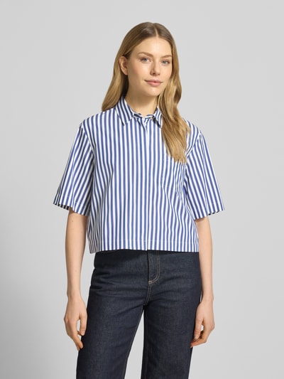 Modelka nosi Regular Fit Hemdbluse mit Umlegekragen Modell 'Bette' von JOOP!, niebiesko-białe paski, bawełniany stretch, koszulowy kołnierz, krótki rękaw, kieszeń na piersi, przód, zdjęcie całej sylwetki.