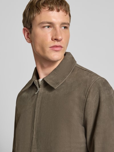 Männermodel trägt Lederjacke mit Reißverschluss und Eingrifftaschen von Jack & Jones Premium, Wildleder, Umlegekragen, Nahaufnahme Oberkörper.