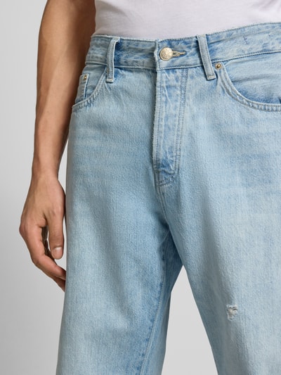 Männermodel trägt Straight Fit Jeans aus reiner Baumwolle von Only & Sons, Optik: Unifarben, Used-Look, Nahaufnahme Oberkörper.