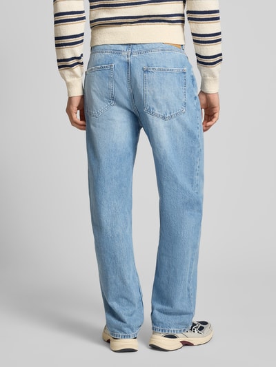 Männermodel trägt Baggy Jeans im klassischen Five-Pocket-Design von REVIEW, helle Waschung, reine Baumwolle, Ganzkörperansicht Rückansicht.