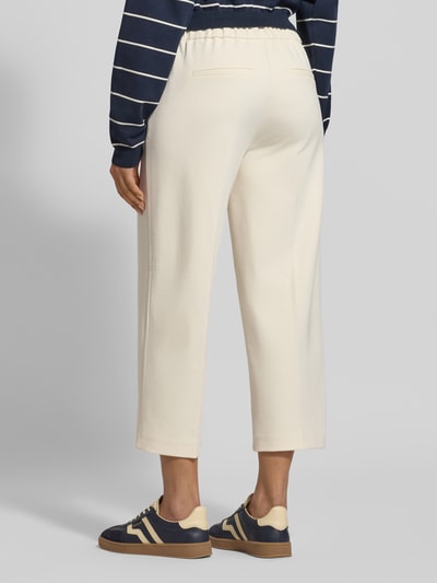 Frauenmodel trägt Regular Fit Caprihose mit Viskose-Anteil Modell 'Culotte' von s.Oliver RED LABEL, unifarben, 3/4-Länge, High Waist, elastischer Bund, seitliche Eingrifftaschen, Ganzkörperansicht Rückansicht.