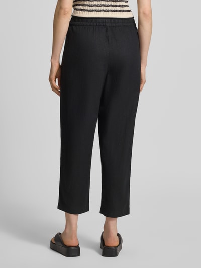 Vrouwenmodel draagt Leinenhose met Eingrifftaschen Modell 'LINNO' van ICHI, mix van linnen en viscose, barrel fit, elastische band, steekzakken, zwart, bandwijdte maat 36: 39 cm, binnenbeenlengte maat 36: 64 cm, geheelbeeld achteraan.