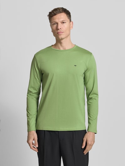 Männermodel trägt Longsleeve mit Rundhalsausschnitt und Logo von Fynch-Hatton in Unifarben, Reine Baumwolle, Regular-Fit, Ganzkörperansicht von vorne.