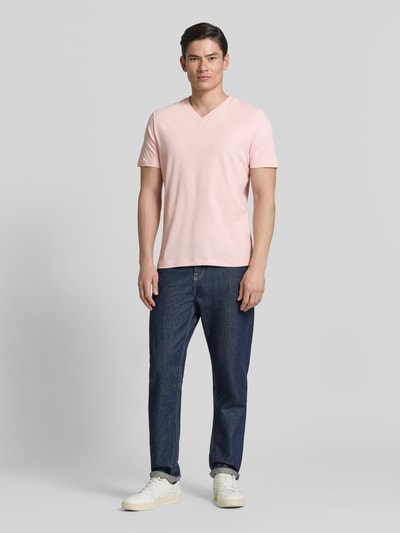 Męski model nosi Regular Fit T-Shirt aus reiner Baumwolle von s.Oliver RED LABEL, jasnoróżowy, krój regular fit, V-neck, krótki rękaw, bawełniany jersey, przód, zdjęcie całej sylwetki.