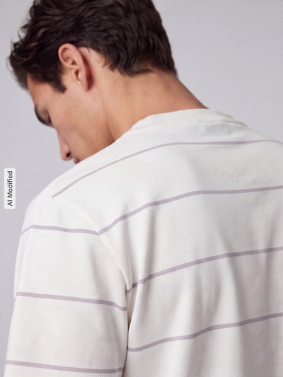 Männermodel trägt T-Shirt mit Label-Stitching Modell 'VERRI' von ellesse im Allover-Look, Baumwoll-Mix, Rückansicht, KI-modifiziertes Bild.
