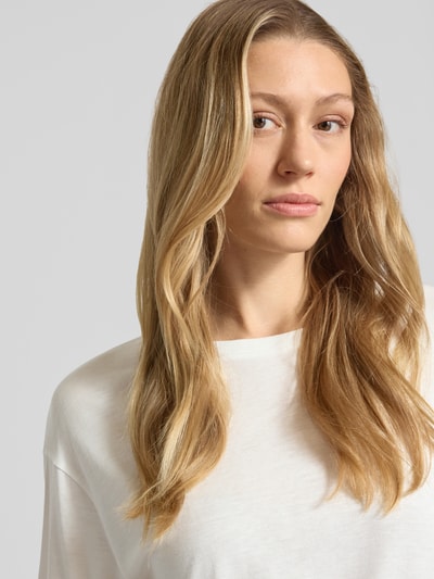 Vrouwenmodel draagt T-Shirt aus Lyocell-Baumwoll-Mix mit Rundhalsausschnitt van Windsor, regular fit, halve mouw, crème wit, lichte textuur, dames T-shirt, detailopname bovenlichaam.