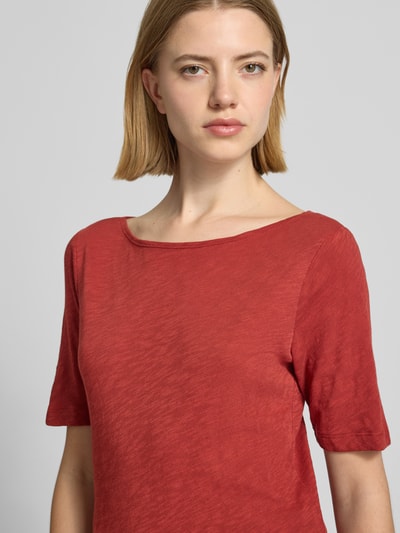 Frauenmodel trägt Regular Fit T-Shirt aus reiner Baumwolle von Marc O'Polo, Optik: Unifarben, U-Boot-Ausschnitt, Kurzarm, Nahaufnahme Oberkörper.