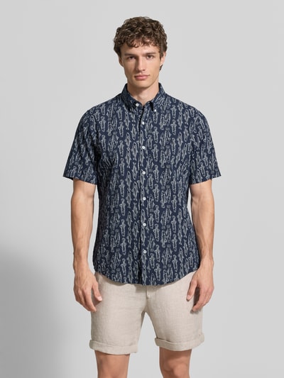 Männermodel trägt Regular Fit Freizeithemd mit Button-Down-Kragen von Lerros im Allover-Look, Baumwoll-Elasthan-Mix, Ganzkörperansicht von vorne. Rückenlänge bei Größe M: 78 cm, Schulterbreite 45 cm, Ärmellänge 26 cm.