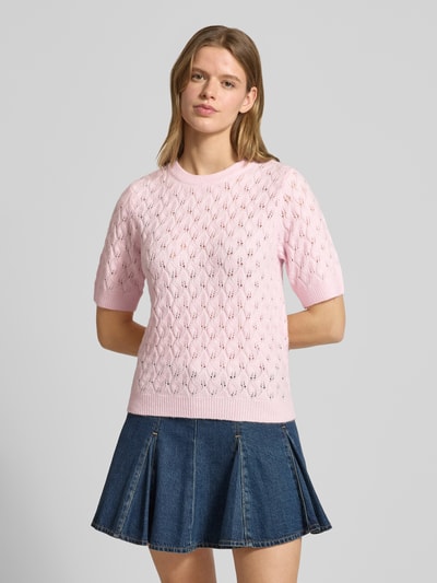 Frauenmodel trägt Regular Fit Pullover mit Woll-Anteil Modell 'LELOU' von Pieces, Optik: Unifarben in Rosa, Kurzarm, Strick, Ganzkörperansicht von vorne.
