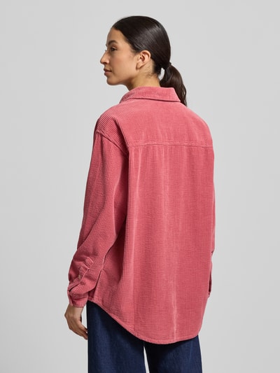 Modelka nosi Hemdbluse mit Knopfleiste Modell 'PADOW' von American Vintage z bawełny, luźny krój, różowy, faktura sztruksu, widok z tyłu, Ganzkörperansicht Rückansicht.