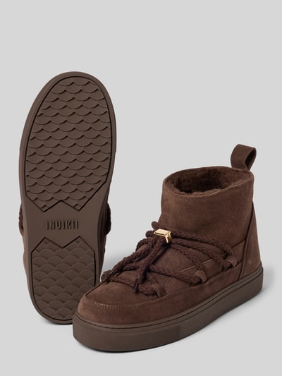 Produktfoto, Boots aus echtem Leder mit Logo-Detail von INUIKII in Braun, abgerundete Passform, profilierte Sohle, Damenmodell, Kontext: echtes Leder, abgerundete Passform, Logo-Detail, leicht profilierte Sohle, Absatzhöhe 3 cm, Schafthöhe 11 cm, Schaftweite 11 cm