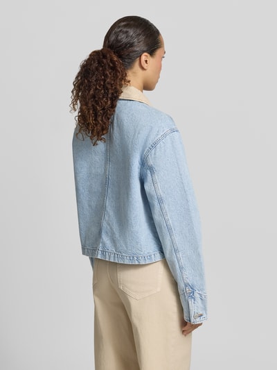 Frauenmodel trägt Cropped Jeansjacke mit Umlegekragen von GAP aus reiner Baumwolle, hellblaue Struktur, Knopfleiste, Eingrifftaschen, oversize Schnitt, Rückenlänge bei Größe S 50 cm, Schulterbreite 50 cm, Brustweite 55 cm, Ärmellänge 60 cm, Ganzkörperansicht Rückansicht.