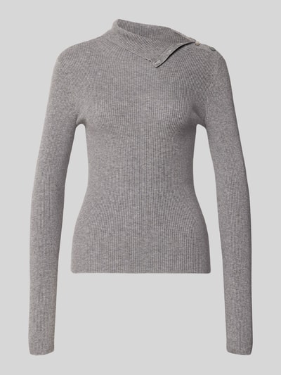 Produktfoto, szary sweter z dzianiny z mieszanki wiskozy od MYON, efekt prążkowania, wykładany kołnierz z listwą guzikową, krój slim fit, długość tyłu 58 cm, długość rękawów 64 cm