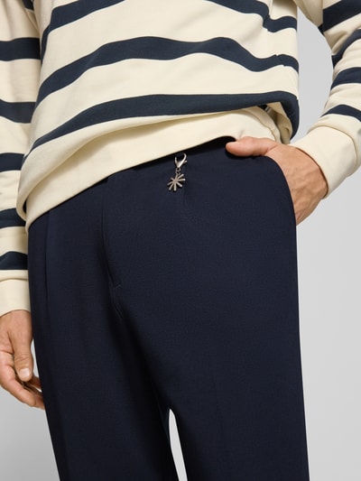 Männermodel trägt Straight Fit Hose mit Viskose-Anteil von Manuel Ritz in Dunkelblau, Bundfalten, Nahaufnahme Hüfte, elastischer Material-Mix