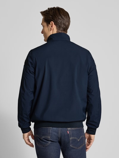 Męski model nosi Jacke mit Stehkragen Modell 'SKYGLIDER' od PME Legend, krój regular fit, granatowy, widok całej sylwetki z tyłu. Szerokość w rozmiarze M: 56 cm, długość tyłu: 71 cm, szerokość ramion: 46 cm, długość rękawa: 68 cm, materiał z dodatkiem stretchu, kieszenie na zamek.