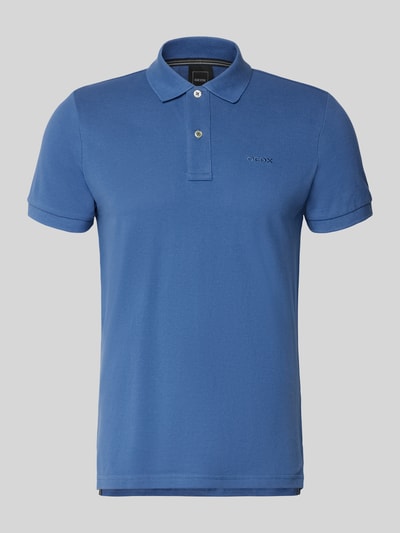 Productfoto, Slim Fit Poloshirt met logo-stitching van Geox, blauwe katoenen structuur, korte mouw, polokraag, ruglengte maat M 70 cm