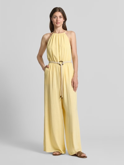 Frauenmodel trägt Jumpsuit aus Viskose-Mix mit Gürtel von Apricot in Hellgelb, taillierter Schnitt, fließende Form, Ganzkörperansicht von vorne, Damen Jumpsuit aus Viskose-Mix mit Leinen-Anteil, Rundhalsausschnitt mit Raffungen, Gürtel, seitliche Eingrifftaschen, Schlüsselloch-Ausschnitt hinten, Rückenlänge Größe S 146 cm, Brustweite 48 cm, Gesamtlänge 147 cm, Innenbeinlänge 80 cm.