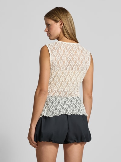 Vrouwenmodel draagt wit transparant top met asymmetrische zoom, zwarte short, Slim Fit Top met asymmetrische zoom model 'LIVA' van ONLY, Dames Top, volledige achteraanzicht