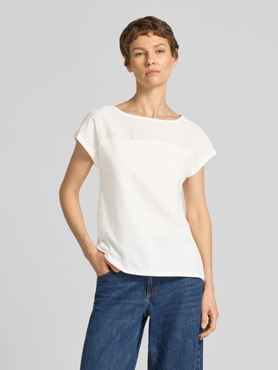 Kobiece model prezentuje Regular Fit Blusentop aus reiner Baumwolle Modell 'JANNI' od Vero Moda, jednolity, biały, krótki rękaw, półprzezroczysty detal, jersey, widok całej sylwetki z przodu.