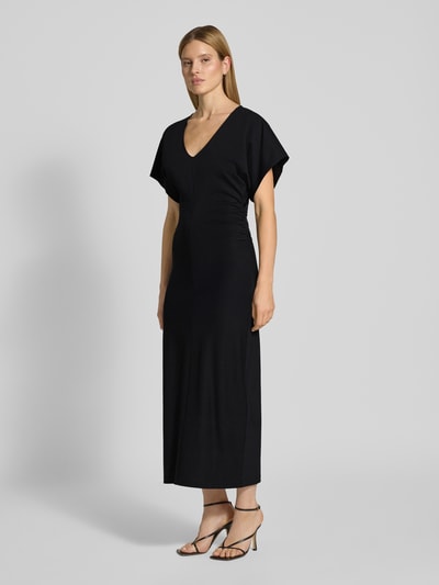 Vrouwenmodel draagt figuurbetonte Maxi-jurk met V-hals Model 'PAMANTI' van Drykorn, lyocellmix met stretch, nauw aansluitend model, Ganzkörperansicht van voren