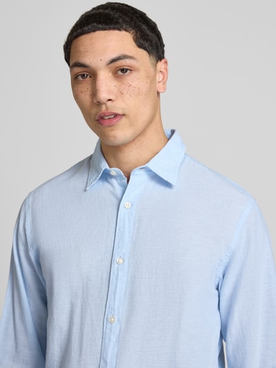 Męski model nosi Regular Fit Freizeithemd mit Kentkragen Modell 'BREEZE' von Jack & Jones, mieszanka bawełny i lnu, jasnoniebieski, guziki, listwa guzikowa, krój regular fit, długość tyłu w rozmiarze M: 73 cm, szerokość w rozmiarze M: 48 cm, długość rękawów w rozmiarze M: 63 cm, koszula casualowa, koszula z bawełny i lnu, koszula męska, kołnierzyk typu kent, listwa guzikowa, model BREEZE, Nahaufnahme górnej części ciała.