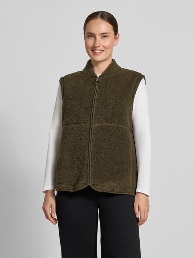 Kobieta nosi oliwkową kamizelkę Regular Fit Weste mit Stehkragen Modell 'SC-ONYX 3' od Soyaconcept, tekstura miękka, widok całej sylwetki z przodu, kontekst: damska kamizelka od Soyaconcept.