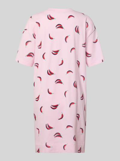 Vrouwenmodel draagt Relaxed Fit Nachthemd aus Baumwoll-Mix van Mey, roze met all-over motiefprint, korte mouwen, ronde hals, Ganzkörperaanzicht achteraan.