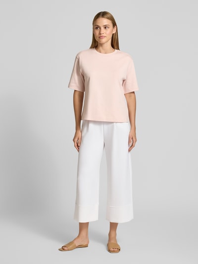 Frauenmodel trägt Regular Fit Culotte aus Modal-Mix von s.Oliver RED LABEL, Optik: Unifarben, Passform: Regular-Fit, Bundabschluss: Elastisch, seitliche Eingrifftaschen, Materialverarbeitung: Scuba, Farbe Weiß, glatte Struktur, Ganzkörperansicht von vorne.
