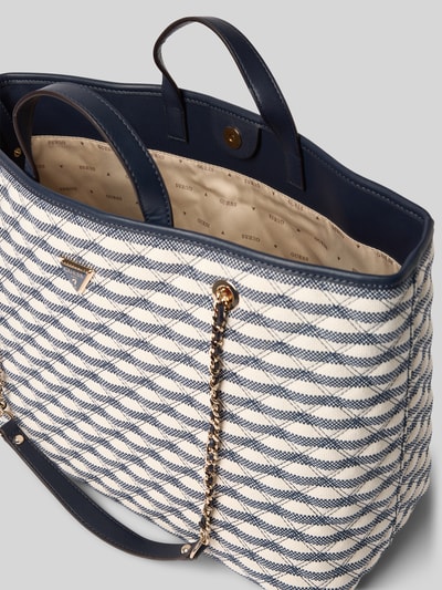 Produktfoto, Tote Bag mit Viskose-Anteil Modell 'GIULLY' von Guess, Streifenmuster in Blau und Weiß, Hauptfach mit Magnetverschluss, Ketten-Optik an schmalen Schulterriemen, Material-Mix, Logo-Detail, herausnehmbare Tasche mit Reißverschluss, Maße ca. 54 cm Breite, 31 cm Länge, 18 cm Tiefe, 76 cm Schulterriemen, strukturierte Oberfläche