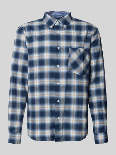 Produktfoto, Relaxed Fit Freizeithemd aus reiner Baumwolle Modell 'COTTON CHECK LONGSLEEVE' von ARMEDANGELS, kariertes Muster in Blau, Weiß und Braun, glatte Textur, Herren Freizeithemd
