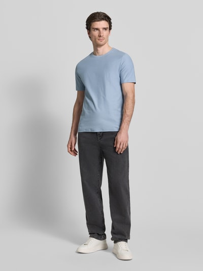 Männermodel trägt Regular Fit T-Shirt aus reiner Baumwolle Modell 'DIMERSTESO' von HUGO in Hellblau, unifarben, Ganzkörperansicht von vorne.