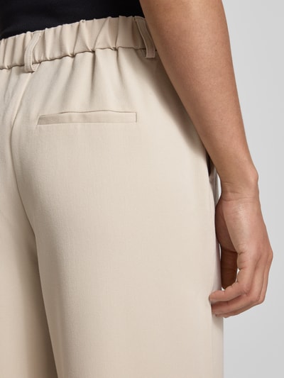 Frauenmodel trägt Weite Hose mit elastischem Bund Modell 'KAMIL' von Pieces, Optik: Unifarben, seitliche Eingrifftaschen, Detailaufnahme.