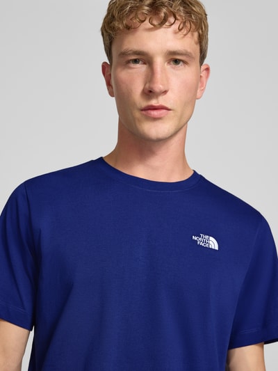 Mannenmodel draagt Regular fit t-shirt met ronde hals Model 'EVOLUTION' van The North Face, labelstitching, ruglengte bij maat M 72 cm, close-up bovenlichaam.