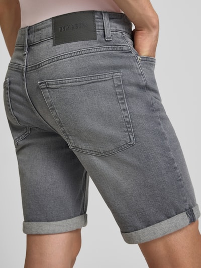 Męski model nosi Regular Fit Jeansshorts aus Baumwoll-Mix Model 'PLY' von Only & Sons, denim, krój regular fit, naszywka z logo, szlufki na pasek, zakończenie nogawek: brzeg, 5 kieszeni, Mieszanka bawełny; widok całej sylwetki z tyłu